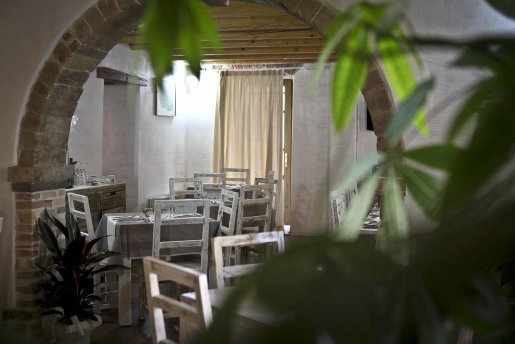 Abas Ristorante Pizzeria Affittacamere Ales ภายนอก รูปภาพ